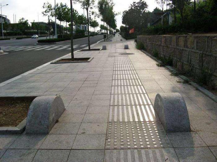 五蓮花盲道板、擋車柱